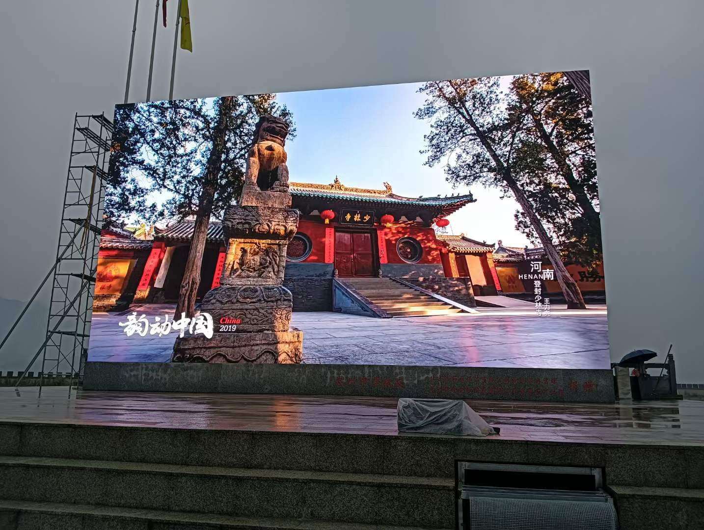 LED纹理屏 vs LED浮雕屏:技术参数、工艺区别与选型指南