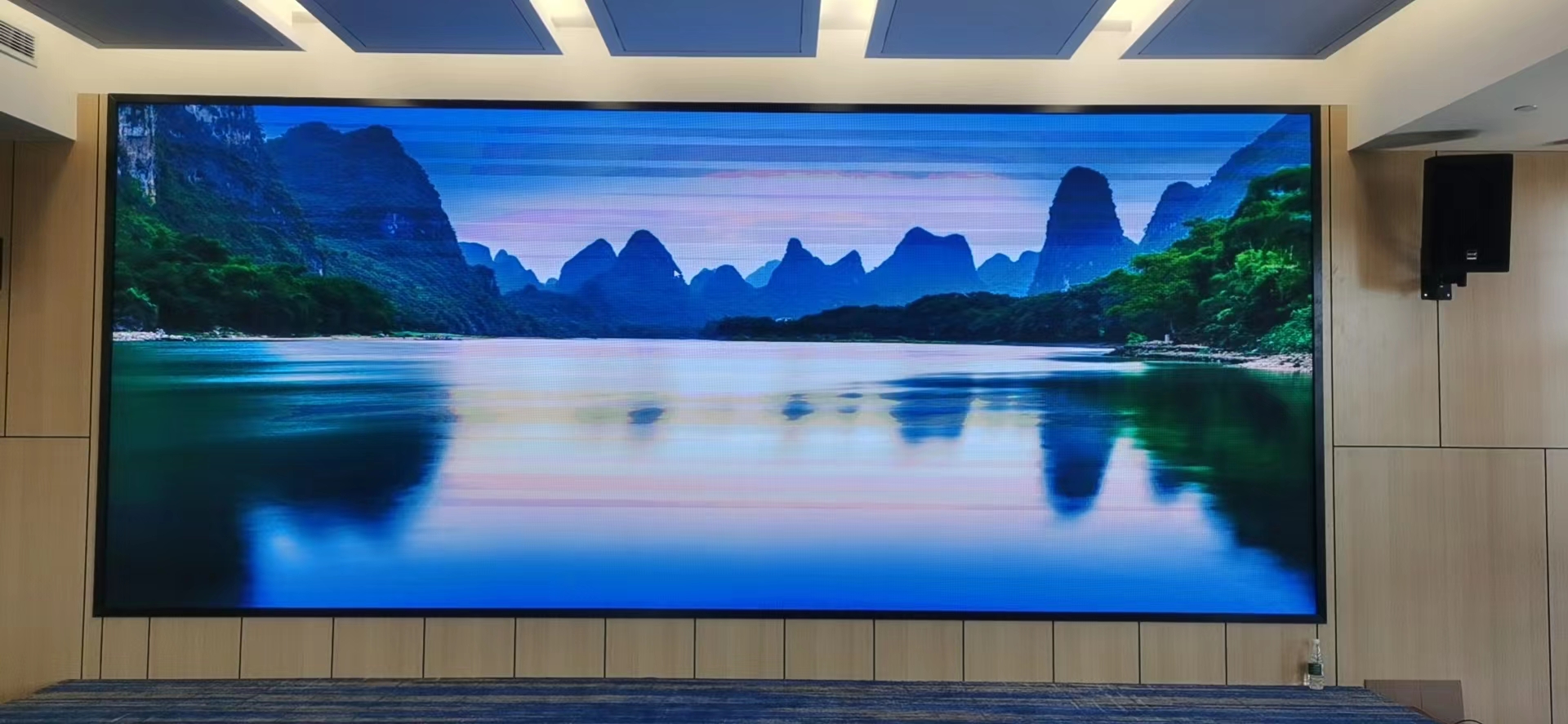 LED纹理屏 vs LED浮雕屏:技术参数、工艺区别与选型指南